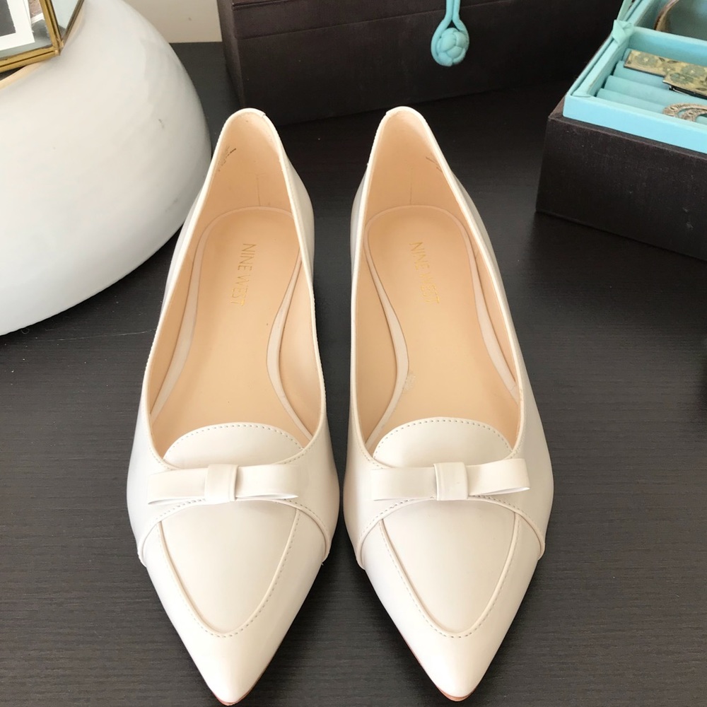 Nine West Cream Patent Flats With Bow, Like New